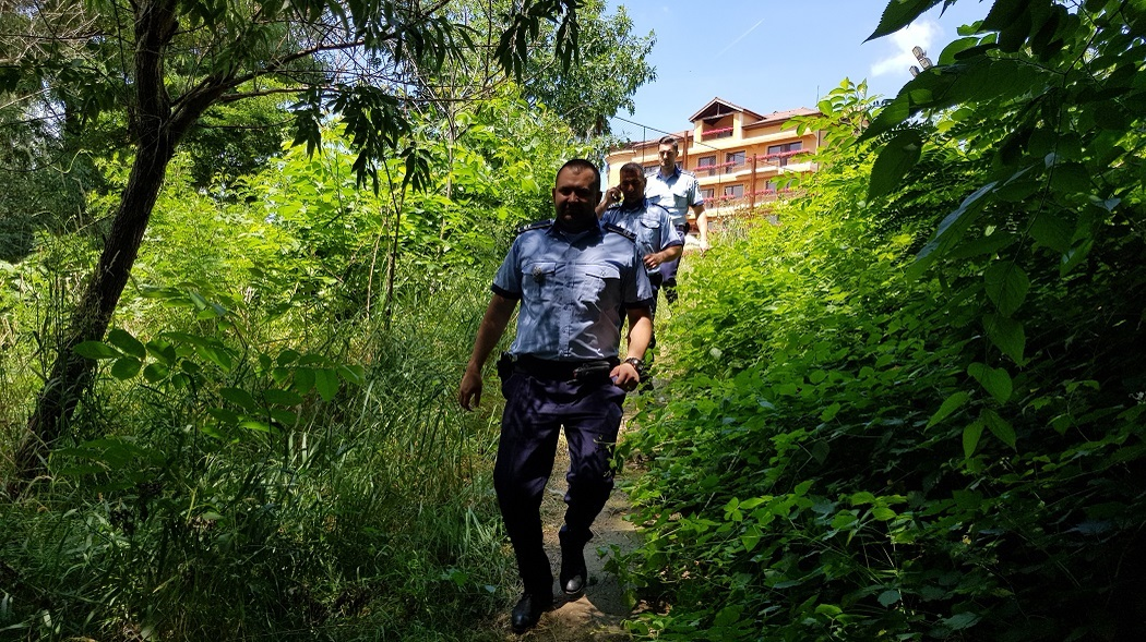 Salvatorii fetiţei care a fost cât pe ce să se înece în râu