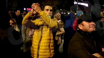 Protestatarilor nu le-a venit sa creada ce vad! Ce mare vedeta a fost surprinsa de CANCAN.ro in mijlocul multimii