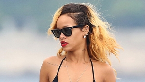 Rihanna a renuntat la extensii si parul vopsit. Cum arata artista in cele mai SINCERE fotografii de pana acum