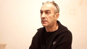 Decadenta celui mai mai faimos actor travestit din Romania! “Locuiesc intr-un demisol si mananc din mila vecinilor”