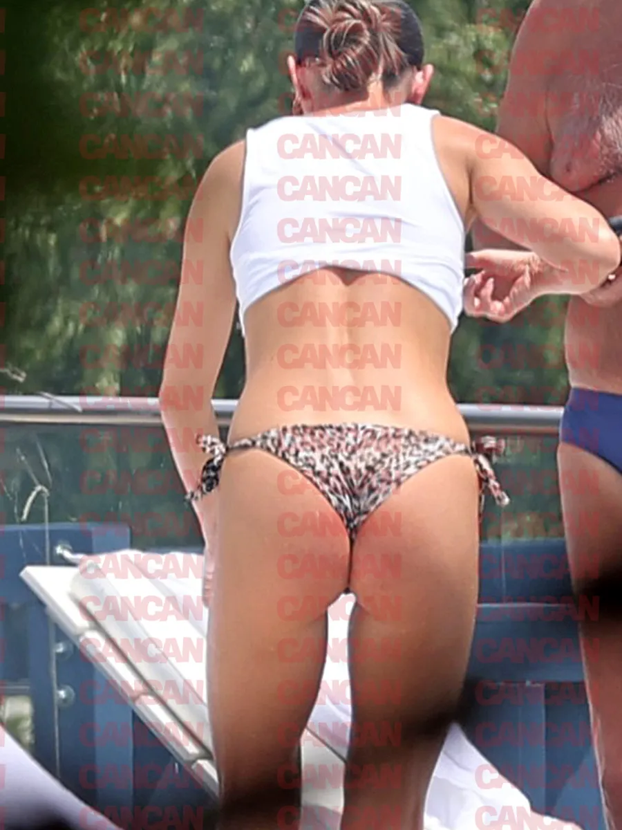 Denisa Nechifor a captat atenția tuturor, în special a unui domn misterios Foto CANCAN.RO