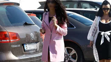 E incredibil ce avea această brunetă între picioare, la LOFT! Şi-a ridicat fustiţa în mijlocul străzii şi s-a văzut TOT! 