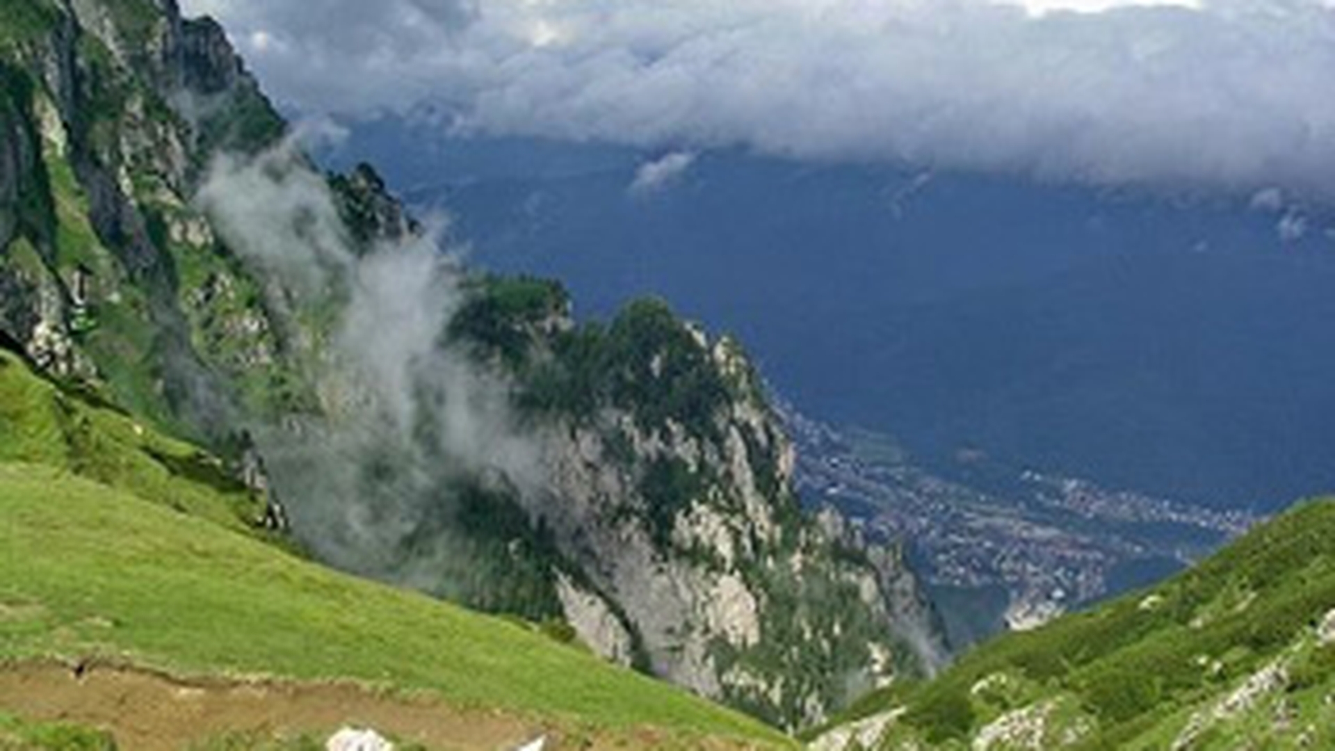 Un alpinist a murit dupa ce a cazut cativa zeci de metri intr-o prapastie din Masivul Fagaras
