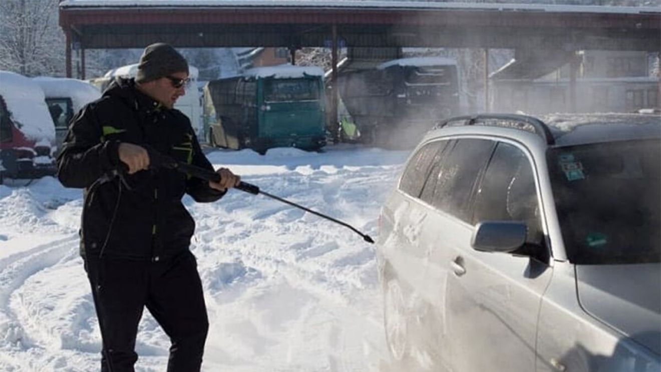 Ce se întâmplă, de fapt, dacă îți speli mașina iarna. Greșeala pe care mulți români o fac