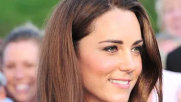 Kate Middleton şi-a arătat pentru prima dată burtica de gravidă! Ducesa nu s-a ingrăşat deloc si arată mai bine ca niciodată