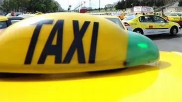 Un taximetrist nervos a luat un poliţist pe capota maşinii, pentru că i-a făcut semn să oprească!