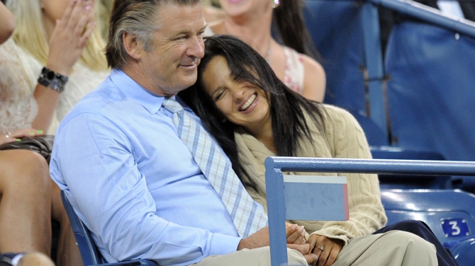 Alec Baldwin si iubita lui tinerica, pupaciosi in tribune la U.S. Open