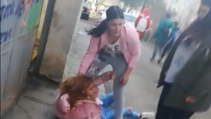 IMAGINI ŞOCANTE. Elevă de liceu din Alexandria, bătută cu pumnii şi cu picioarele, pe stradă, de una dintre colegele ei