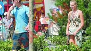 Si-a ridicat rochia in plina strada
