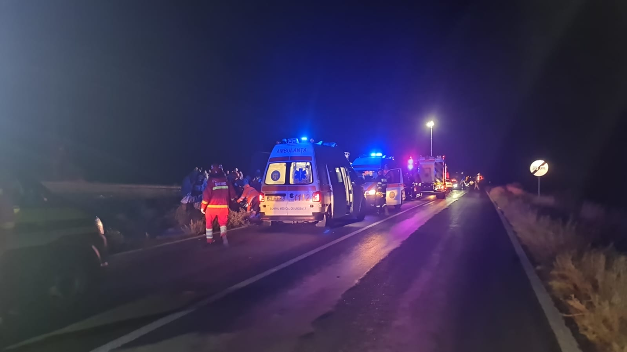 Planul Roșu de intervenție, activat după ce un autocar cu peste 80 de pasageri s-a răsturnat la Hârșova. O tânără însărcinată a ajuns la spital
