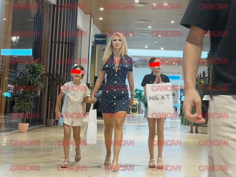 Andreea Bălan le învață pe fetițe cum se defilează corect în mall