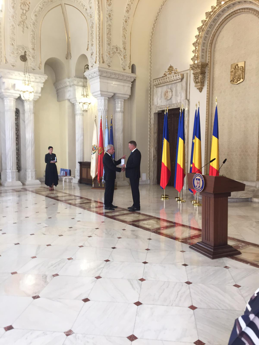 Klaus Iohannis a conferit marelui actor Ion Dichiseanu  Ordinul Naţional „Serviciul Credincios” în grad de Ofiţer