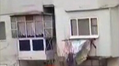 Cea mai tare metodă de furat haine. Nu o să-ţi vină să crezi ce a făcut un brăilean