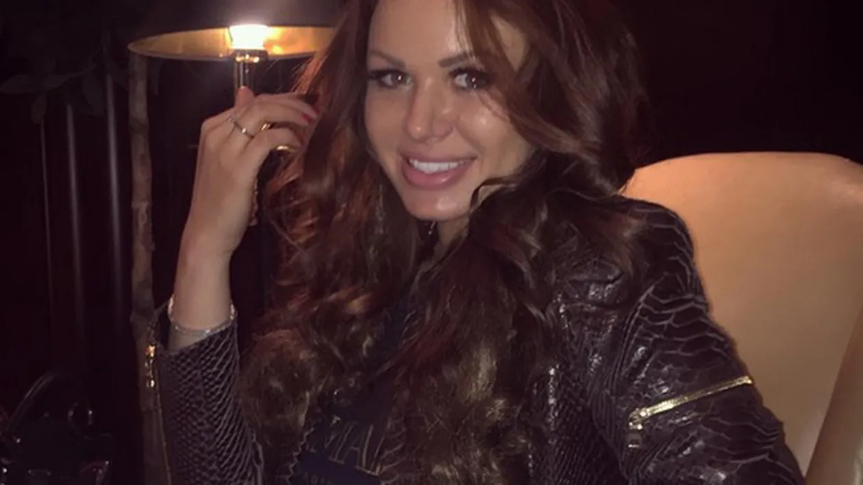 Cum arata posesoarea celei mai spectaculoase masini din Londra! Cand trece pe strada, toata lumea o arata cu degetul! Ce numar are