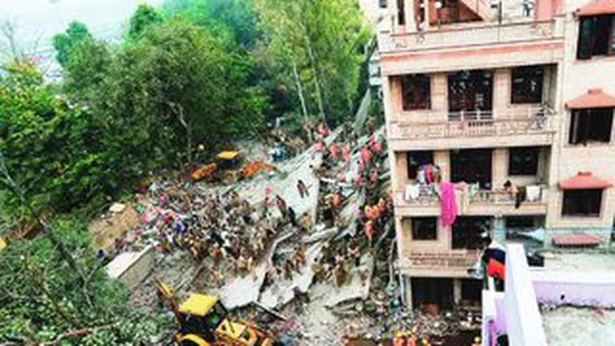 A cazut blocul peste ei