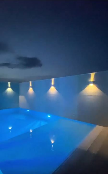Râzi cu lacrimi! Ce comentariu i-a lăsat Codin Maticiuc lui Dorian Popa, după ce acesta s-a pozat în piscină de parcă merge pe apă ca Iisus! Răspunsul savuros al cântărețului