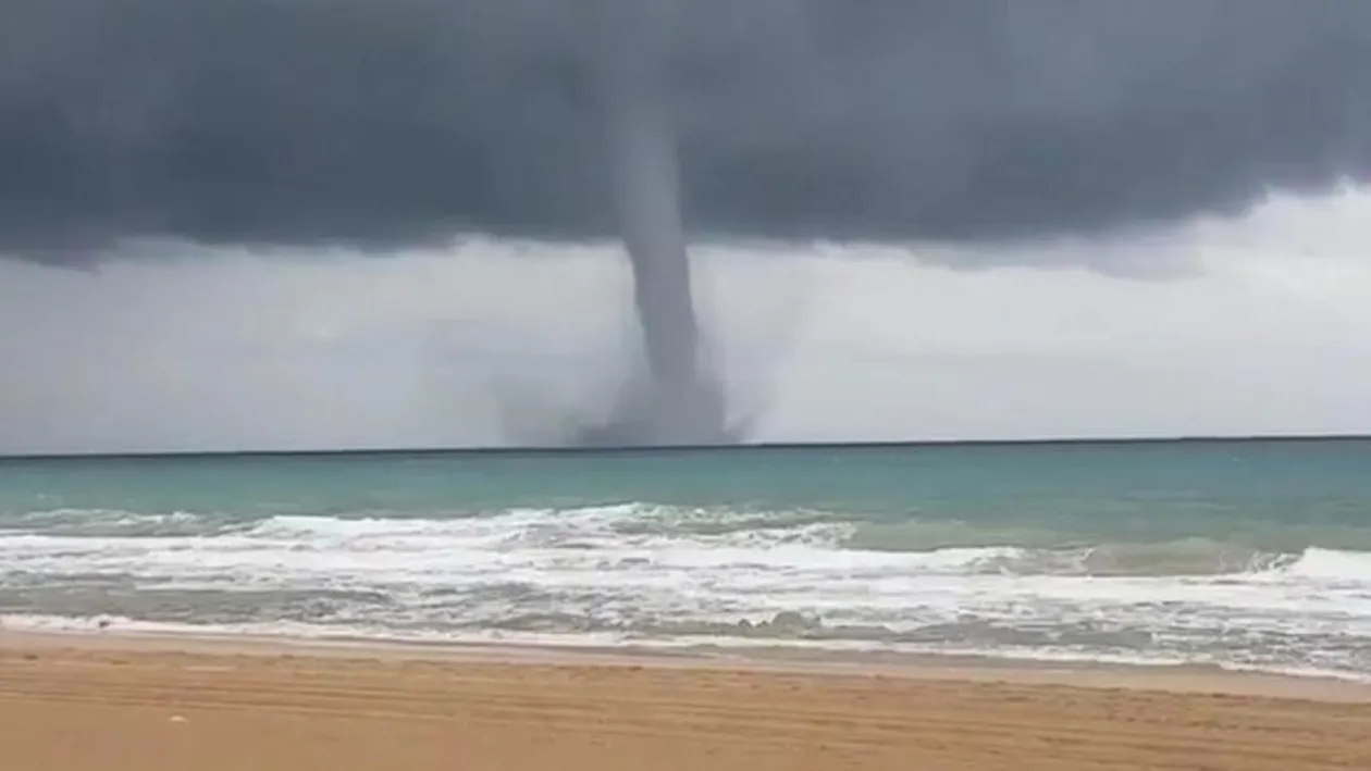 Trombă marină, cu aspect de tornadă, filmată la Eforie Nord