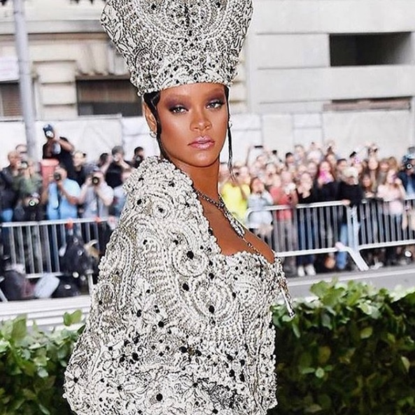 Rihanna, îmbrăcată ca femeia-papă pe care Vaticanul nu a avut-o vreodată