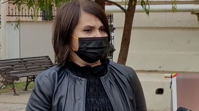 Niculina Stoican, văzută făcând asta chiar în ziua înmormântării lui Petrică Mâţu Stoian! Gestul surprinzător al cântăreţei, după scandal