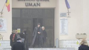 Fratele cel mic al Cristinei Țopescu, îngenuncheat de durere la crematoriul unde a fost incinerată regretata jurnalistă. I-a stat la căpătâi până în ultima clipă!