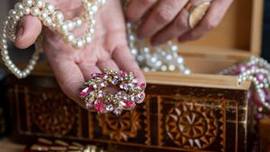 De la Împărăteasa Eugénie la Regina Victoria și Ecaterina a Rusiei: comorile regale care dau fiori Parisului