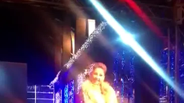 A mimat sexul pe scena, cu blana pe ea, in fata a sute de constanteni! Andreea Banica show total la karaoke!