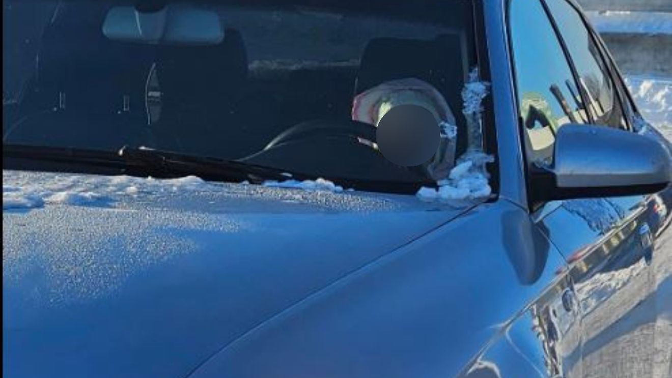 Imaginile din Vaslui cu un bebeluș lăsat în mașină au creat o reală revoltă: „De 30 de minute plânge”