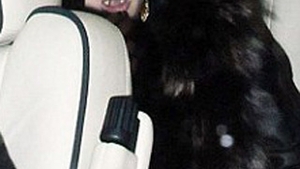 Lindsay mananca chipsuri pe ascuns