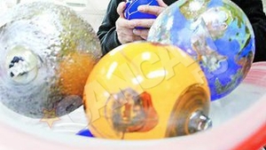 Decoratiile retro si in culori vii sunt la moda pentru Craciunul 2011. Se poarta globurile uriase