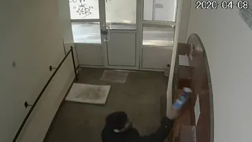 Se fură dezinfectantele din blocurile din Vâlcea. Hoţii au fost surprinşi de camerele de supraveghere