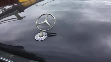 Imagini fabuloase. Soţul unei judecătoare din Iaşi s-ar fi răzbunat pe un Mercedes, de faţă cu magistratul. A căutat scandal. Mi-a rupt oglinda”