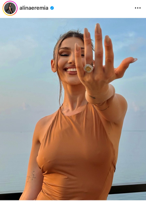 Alina poartă cu mândrie bijuteria pe deget Sursa. Instagram.com/alinaeremia