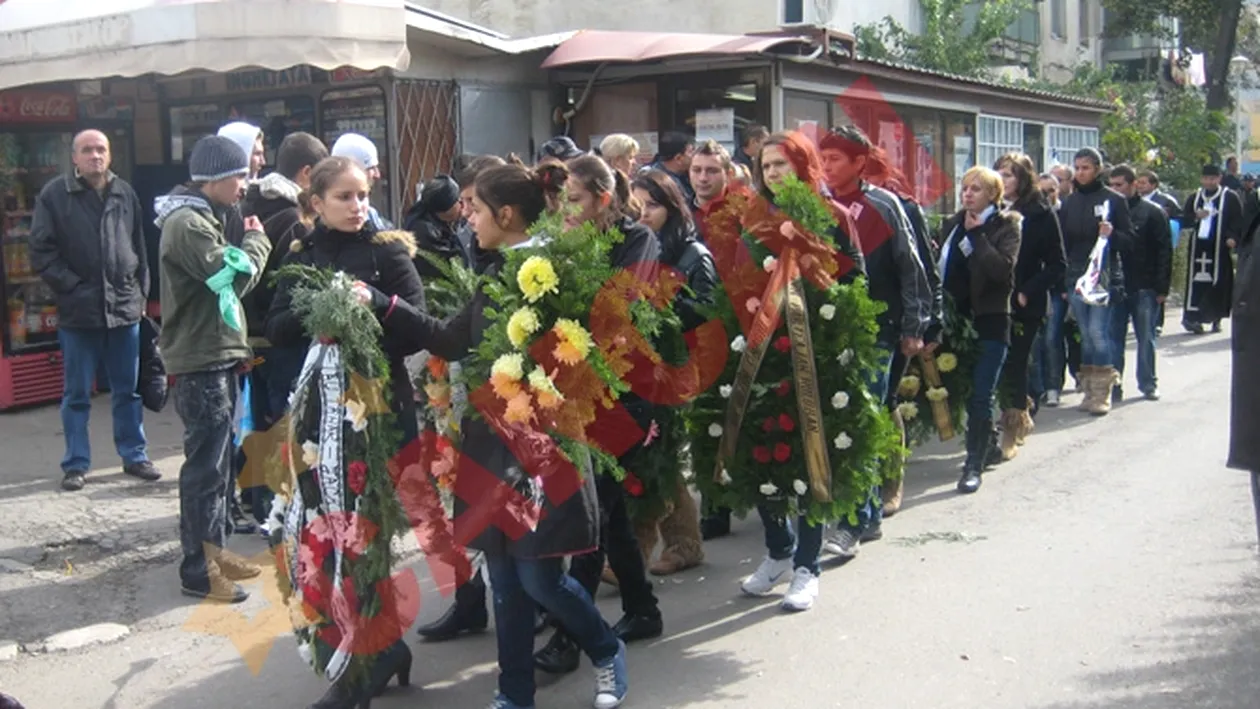 Baiatul injunghiat langa liceu, inmormantat in aplauzele colegilor