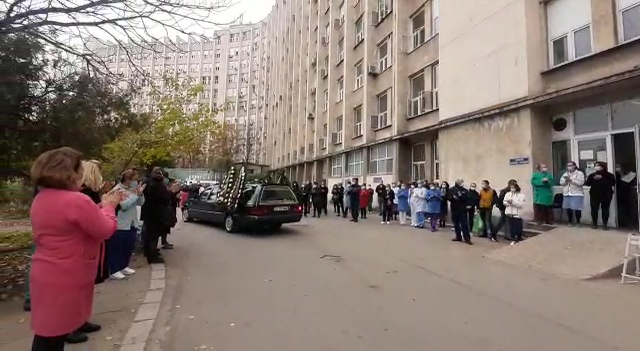 Zeci de medici și asistente au venit la morga spitalului pentru a-și lua rămas bun de la colegul lor