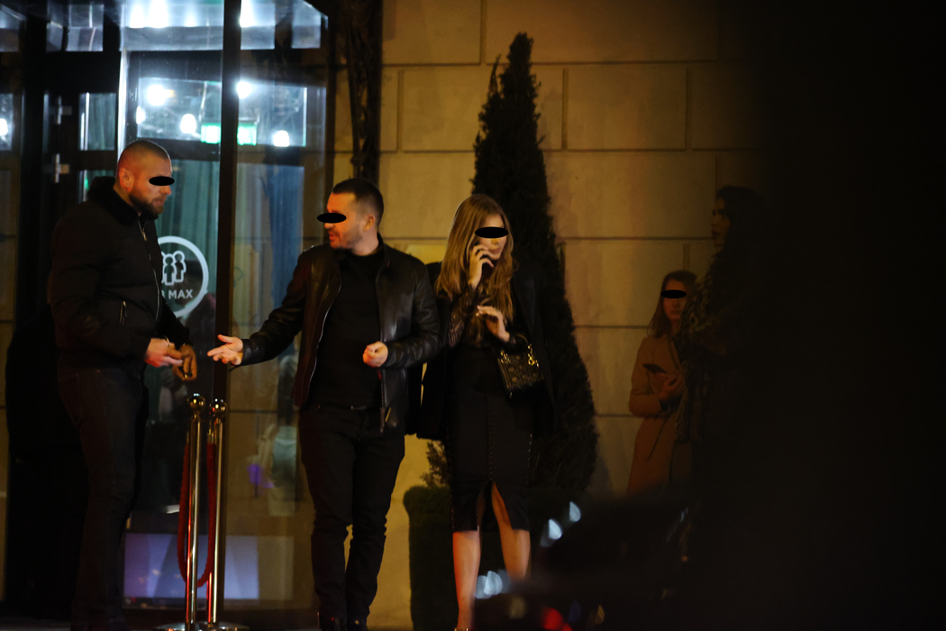 "Turbo Prințesica" și  "Termopane" ies din restaurant (Foto: CANCAN.RO)