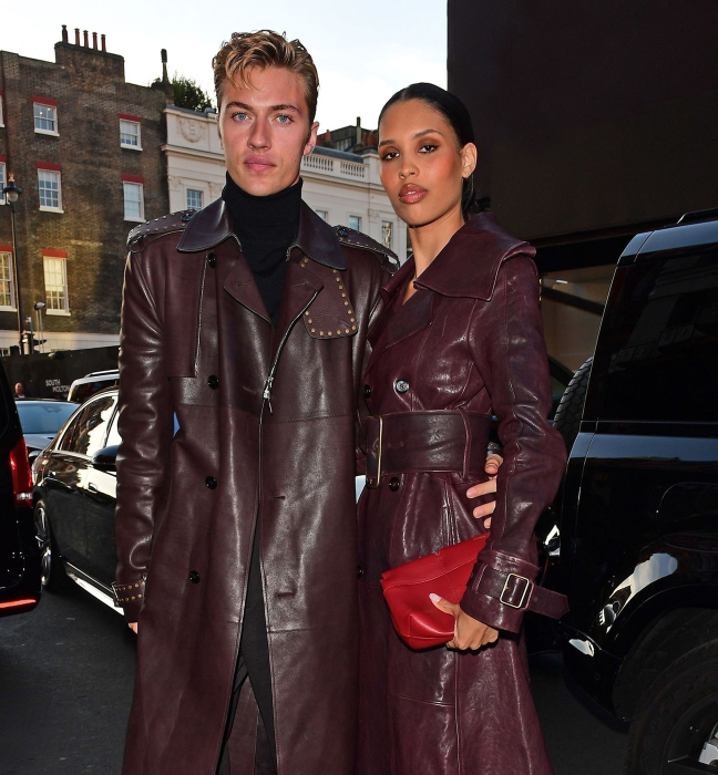 Lucky Boy Smith & Nara Smith sosesc la prezentarea de modă Burberry în timpul Săptămânii Modei de la Londra 16 septembrie 2024. Foto: Profimedia