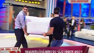 VIDEO Mihaela Radulescu e pusa pe fapte mari! A facut legea in studioul CANCAN TV! Vezi cum a schimbat radical tot decorul din platou in doar 2 minute