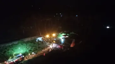 Un avion cu peste 180 de persoane s-a făcut praf la aterizare în India. Cel puțin trei morți și 100 de dispăruți