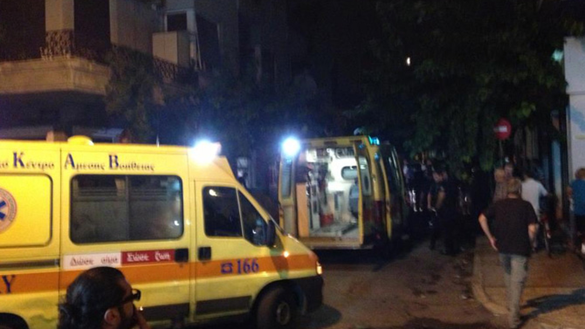 EVENIMENT NEFAST! Colegii lui Tudor Chirila au fost la un pas de moarte la Atena! Doi dintre prietenii lui au fost luati de urgenta cu ambulanta! Cantaretul este disperat!
