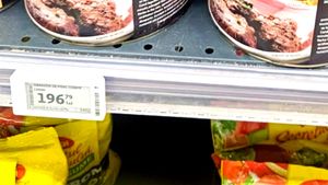 Conservă la 196 lei în Auchan. Ce conține, de fapt? Românii sunt scandalizați: "196 de ani sa stea acolo"