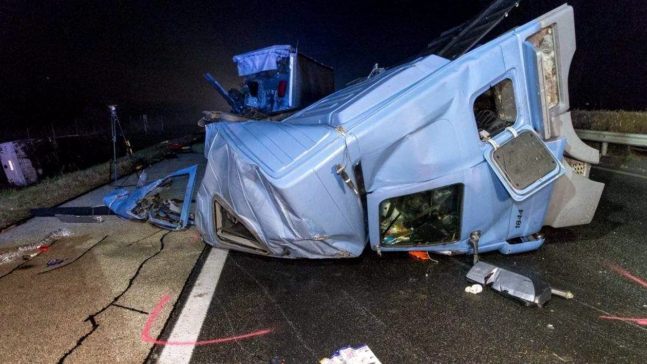 Accident grav în Ungaria. Un TIR condus de un român a lovit în plin un autocar. Imagini șocante