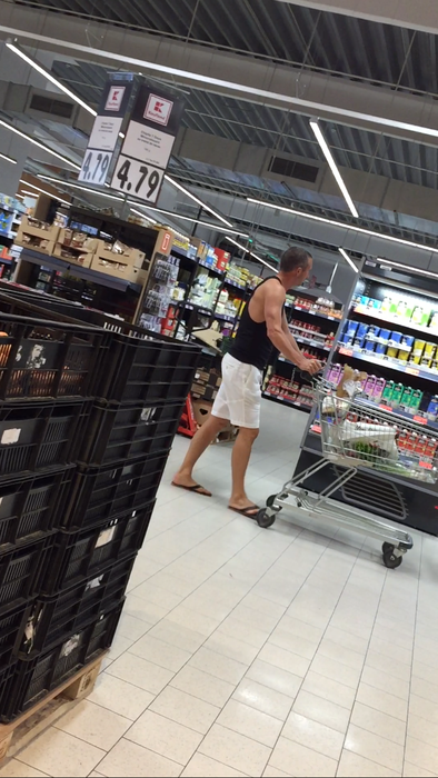 Meme Stoica nu iese din cuvântul fostei soţii, ascultând-o cu sfinţenie la cumpărături
