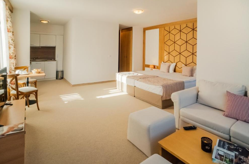 Hotelul Green Life Bansko 4* este situat la poalele muntelui Pirin/ sursă foto: Booking