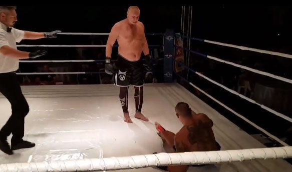 Imagini terifiante. Ce s-a întâmplat la meciul de kick-boxing Tolea Ciumac – Endre. Și-a rupt tibia după câteva secunde! “Am vrut să-l bat, dar nu așa!”