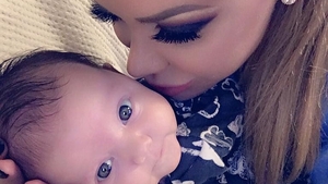 Bianca Drăguşanu şi-a machiat fetiţa de numai două luni: ”I-am făcut sprâncenele!”