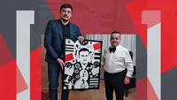 Adrian Minune, în lacrimi în noaptea de Revelion! Cadoul făcut de pictorul Sergiu Țopa l-a lăsat fără cuvinte. VIDEO