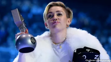 Gestul scandalos facut de Miley Cyrus! Si-a ridicat pelerina si a aratat ASTA in fata camerei de filmat
