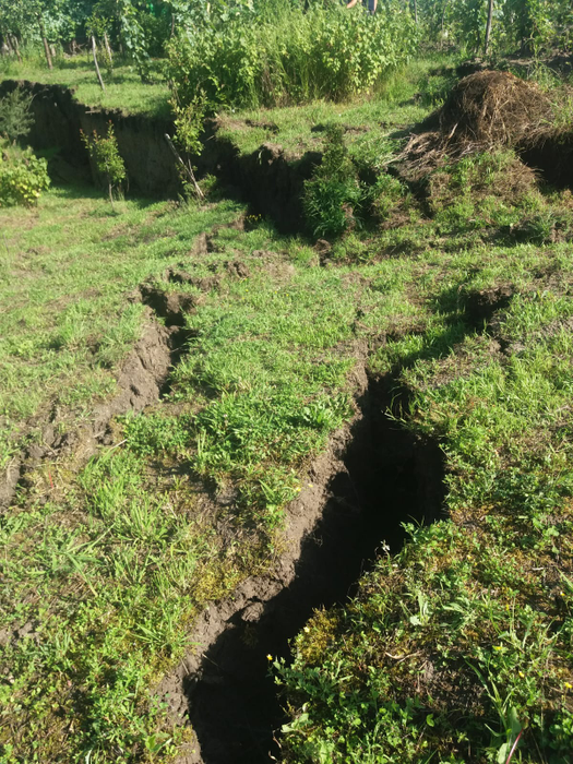 Pământul continuă să o ia la vale în Vâlcea
