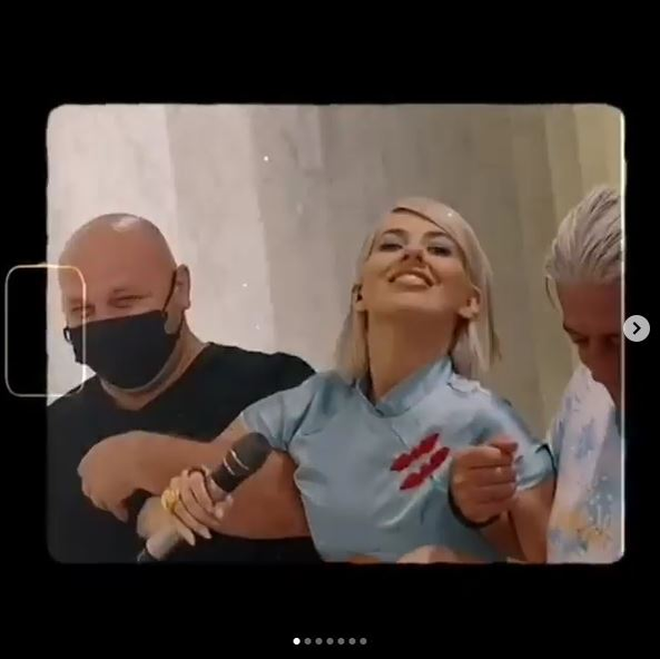 Lidia Buble a încins Instagram-ul după ce a ridicat picioarele în timp ce purta o fustă mini! Are sau nu lenjerie intimă?!