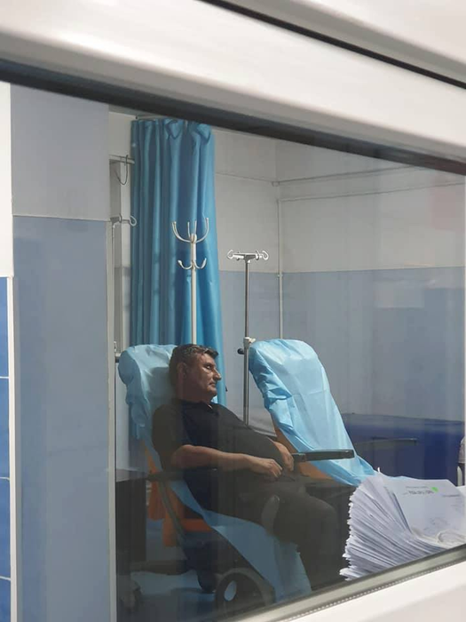 Incredibil! Un agent de pază de la Spitalul din Caracal, surprins în timp ce doarme pe căruciorul bolnavilor